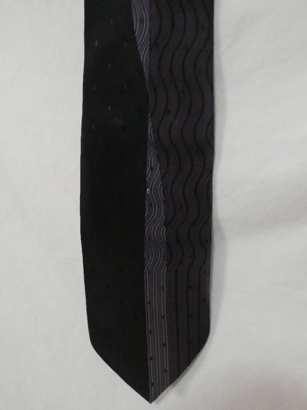 Vintage EROS Made In Italy 100% Silk Tie Black Purple Wavy Geometric Pattern